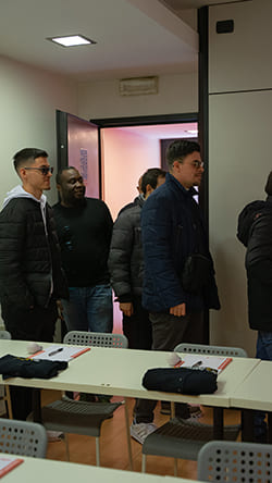 Convention BEEVOIP, entrano altri del Team Napoli Beevoip in ufficio Milano e li accoglie Jesse